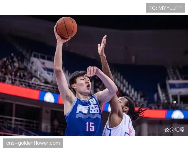 【2026年4月CBA联赛赛事内容国际化趋势·赛中·特写关键时刻：前NBA球员，现效力上海久事队的迈克尔-比斯利命中压哨三分，客场球迷陷入寂静。